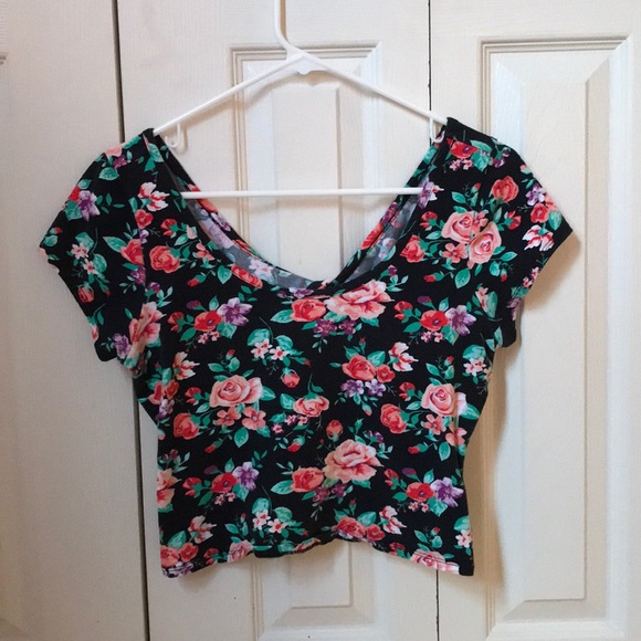 Ultra Flirt Tops - Cute floral cropped top🌷 Ultra Flirt Tops - Cute floral cropped top🌷